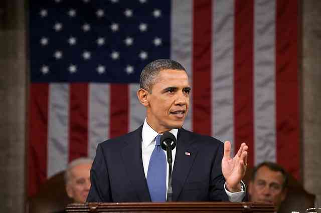 Usa, Obama sul palco a sostegno dei democratici: la folla lo acclama